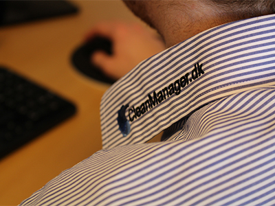 Closeup af skjorte med CleanManager logo